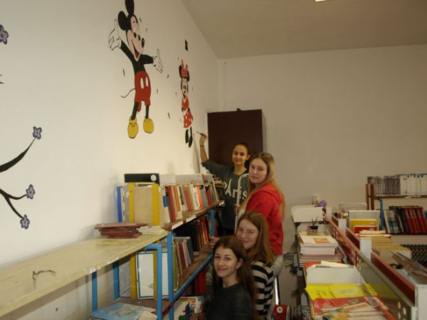 Maja, Marta, Elizabeta i Leona oslikale zidove knjižnice Maja, Marta, Elizabeta i Leona oslikale zidove knjižnice