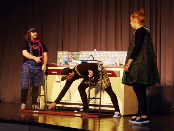 Kazalištarci ‘Tvornice lutaka’ izmamili salvu smijeha od vrtićaraca i osnovnoškolaca