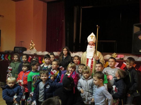 Sveti Nikola darivao je i djecu u Ivanovu Selu