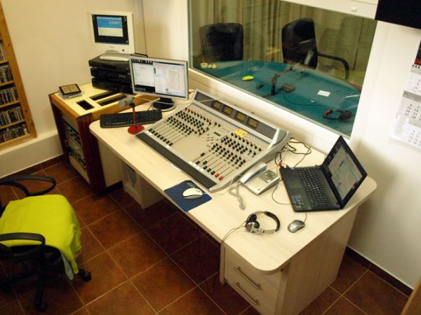 Instalacijom novoga tonskog pulta Radio Grubišno Polje završio proces digitalizacije