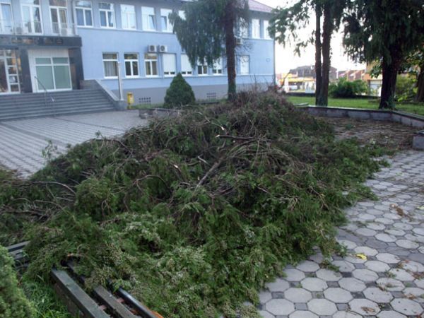 Olujno nevrijeme pogodilo Grubišno Polje i nanijelo veliku štetu Olujno nevrijeme pogodilo Grubišno Polje i nanijelo veliku štetu