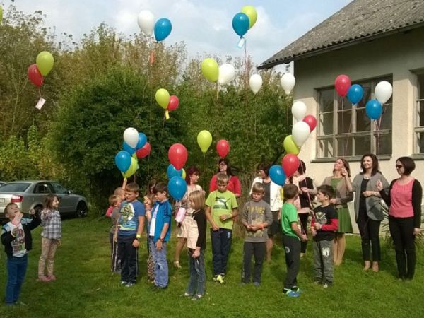 Učenici balonima uputili poruke prijateljstva ispisane na tri jezika