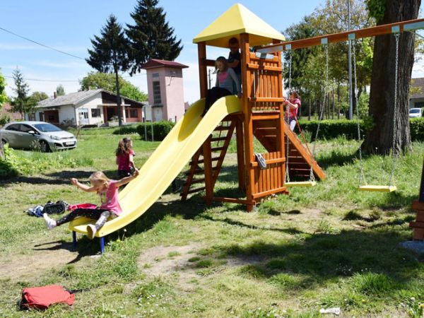 S 254 000 kuna novim spravama opremljeno pet dječjih igrališta na području grada