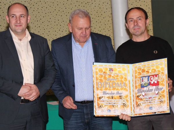Bagremov med Miroslava Ahaca šampion u Bjelovarsko-bilogorskoj županiji Bagremov med Miroslava Ahaca šampion u Bjelovarsko-bilogorskoj županiji