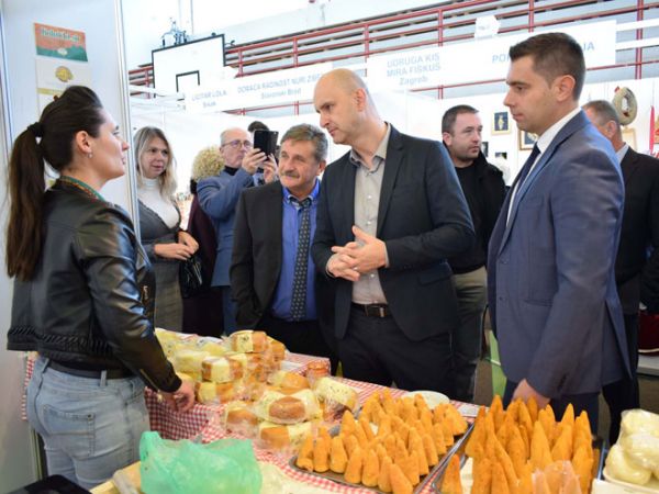 16. Gospodarski sajam - sajam sira okupio 134 izlagača iz 12 županija i R. Mađarske 16. Gospodarski sajam - sajam sira okupio 134 izlagača iz 12 županija i R. Mađarske