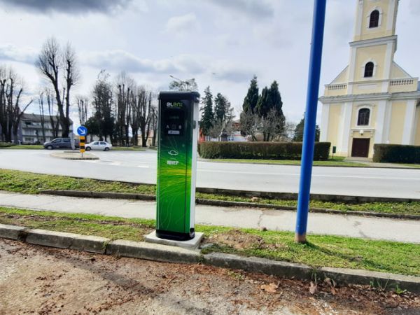 Postavljena punionica za električna vozila Postavljena punionica za električna vozila